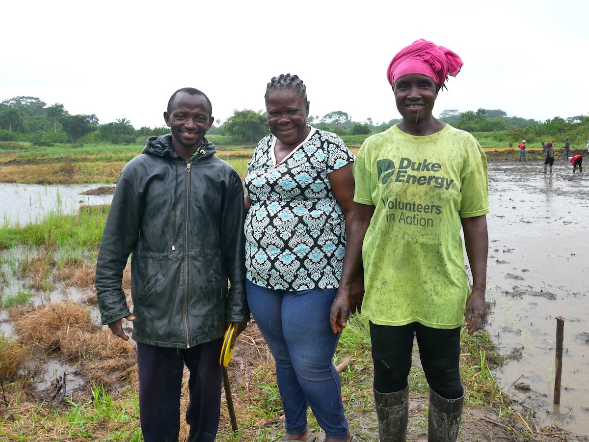 James P. Yarkpawoo (right), Ma Musu Barto, (center), and Varbah Miabah, WAWMC co-chair (left). ©FAO/Momoka Tamura